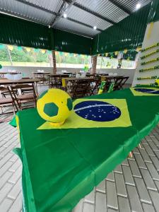 una mesa con una pelota de fútbol encima en HOTEL Recanto dos Bambus em PALMEIRINHA, en Guarapuava