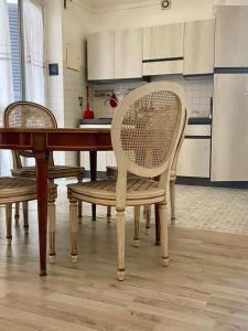 a kitchen with a table with chairs and a tableasteryasteryasteryasteryasteryastery at Casa Roma in Collegno