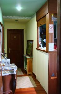 Cette chambre dispose d'un couloir, d'une cuisine et d'une porte. dans l'établissement Akelarre Ostatua, à Guernica y Luno