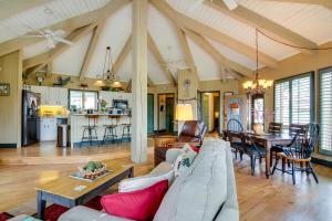 un salon avec un canapé et une table dans l'établissement Pagosa Springs Vacation Rental Near Reservoir!, à Pagosa Springs 28 autres photos