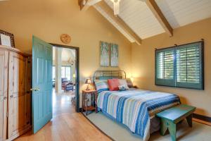 - une chambre avec un lit et une porte bleue dans l'établissement Pagosa Springs Vacation Rental Near Reservoir!, à Pagosa Springs