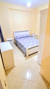 1 dormitorio con 1 cama y 2 mesitas de noche en Nour apartamento, en Tánger