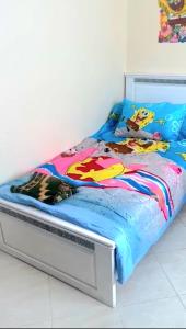 1 dormitorio con 1 cama con manta de superhéroe en Nour apartamento, en Tánger