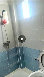 baño con ducha con un agujero en la pared en Nour apartamento, en Tánger