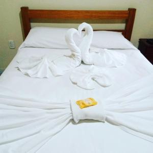 dois cisnes brancos são feitos para parecer que são toalhas em Pousada Paraiso em Serra Negra
