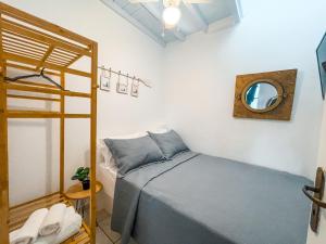 Tempat tidur dalam kamar di Cosy Home at Kalafatis beach - Cielo Homes