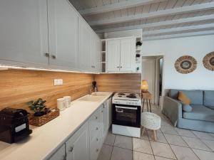 Dapur atau dapur kecil di Cosy Home at Kalafatis beach - Cielo Homes