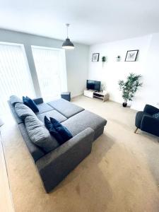 a living room with a blue couch in a room at 1 Bedroom flat in Peterborough City centre in Peterborough