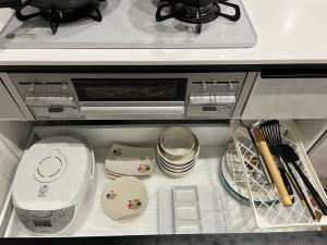 大阪市にある晴の舍のオープン冷蔵庫(食器付)、トイレ