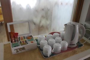 Příslušenství pro přípravu čaje a kávy v ubytování Bed and Breakfast Palac