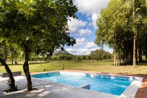 een zwembad in een tuin met bomen bij La Maria Casa Campo in Paraguarí