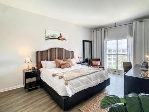 1 dormitorio con cama grande y ventana grande en Pet friendly in Orlando area near Disney and ESPN Center en Orlando