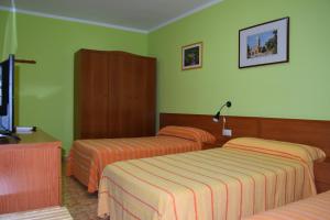 2 camas en una habitación con paredes verdes en Casa Rural Javier, en Valmuel