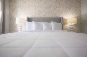 Postel nebo postele na pokoji v ubytování Westborough Inn