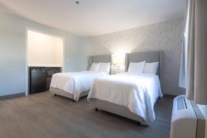 Postel nebo postele na pokoji v ubytování Westborough Inn