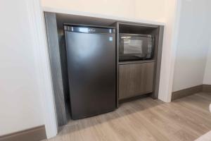 frigorifero nero in cucina con forno a microonde di Westborough Inn a Westborough