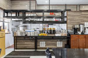 Highbridge Hotel的厨房或小厨房