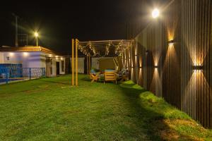 einen Hinterhof in der Nacht mit einer Pergola in der Unterkunft سكاي قاردن sky garden in Riad