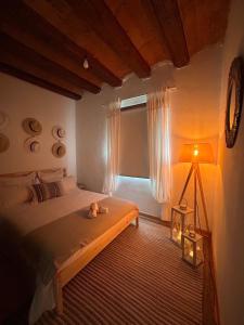 un dormitorio con una cama con un animal de peluche en HGC Barcelona en Barcelona