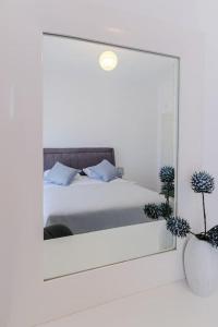 Postel nebo postele na pokoji v ubytování Ageri Suite + 14 fotografií