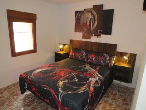 a bedroom with a bed and a window at Casa Rural El Pescador 
