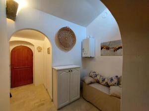um quarto com um corredor com uma porta vermelha em Agriturismo Tholos em Roccamorice
