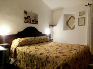 a hotel room with a bed in a bedroom at Agriturismo Tholos in Roccamorice