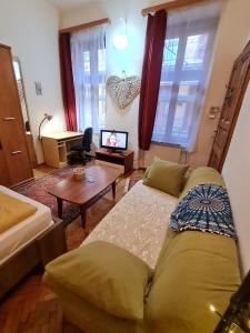 - un salon avec un canapé et une table dans l'établissement Weiner Downtown Apartment, à Budapest