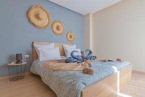 un dormitorio con una cama con dos animales de peluche en Appartement moderne central Prestigia, en Marrakech