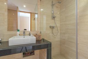 y baño con lavabo y ducha. en Appartement moderne central Prestigia, en Marrakech