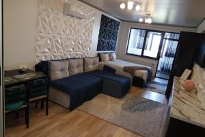 sala de estar con sofá y mesa en Apartment ǨS Brasov, en Brasov