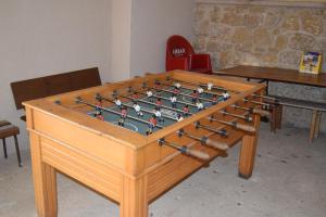 una mesa de futbolín con en Habitación independiente en Casa Rural Javier, en Valmuel