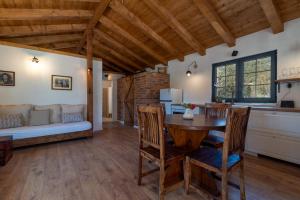 Ένα ή περισσότερα κρεβάτια σε δωμάτιο στο Countryside house Rusulica +38 φωτογραφίες