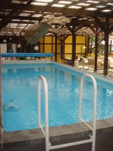 une grande piscine d'eau bleue dans l'établissement Danninghus, à Vindeby