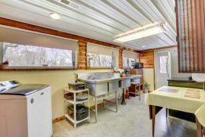 Kuchyň nebo kuchyňský kout v ubytování Cameron Nature Retreat Hike, Bike and More!