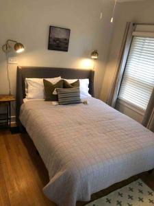 Un dormitorio con una cama grande con almohadas. en Close to Earlham, Reid, IU en Richmond