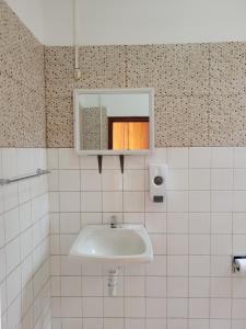y baño con lavabo y espejo. en Inka Roots Hostel en Arequipa