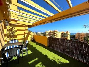 een patio met een tafel en stoelen op een balkon bij Apartment close to Marbella in Cabopino