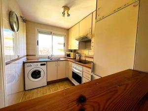 een keuken met een wasmachine en een wasmachine bij Apartment close to Marbella in Cabopino