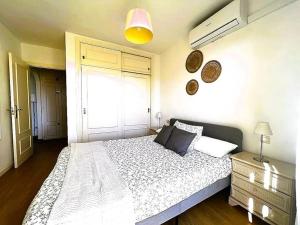 Un dormitorio con una cama grande en una habitación. en Apartment close to Marbella, en Cabopino 13 fotos más