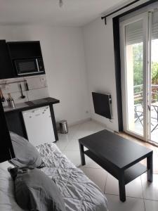 Postel nebo postele na pokoji v ubytování Studio bien situé avec un balcon