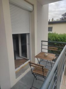 d'un balcon avec une table en bois et un banc. dans l'établissement Studio bien situé, à Eybens