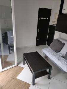 Postel nebo postele na pokoji v ubytování Studio bien situé avec un balcon