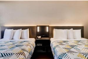 Habitación de hotel con 2 camas y almohadas en Motel 6 North Little Rock, AR-JFK Blvd en North Little Rock