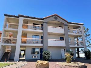 un gran edificio blanco con balcones. en Motel 6 Barstow, CA I15 and Lenwood Road, en Barstow