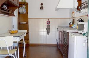 - une cuisine avec une table et un comptoir dans l'établissement Casinha Robusto, 