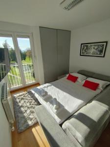 ein Schlafzimmer mit einem großen Bett und einem großen Fenster in der Unterkunft Bella vista - cozy apartment with a great view in Split