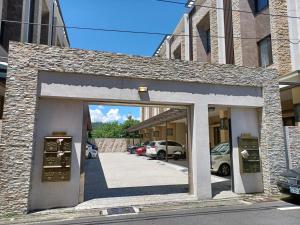 un edificio con ingresso a un parcheggio di 三木三白包棟民宿 a Puli