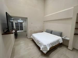 a bedroom with a large white bed in a room at Departamento Barrio de Santiago in Mérida