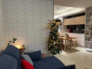 un soggiorno con un divano blu e un albero di Natale di 三木三白包棟民宿 a Puli